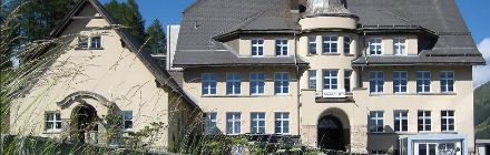 Entrance side of the three-storey PMOD/WRC building in Davos.