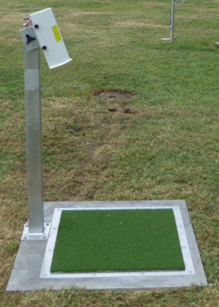 Device, fixed to a 125cm pole on an 80x80x2 aluminium base to avoid the influence of  expansion due to temperature differences.