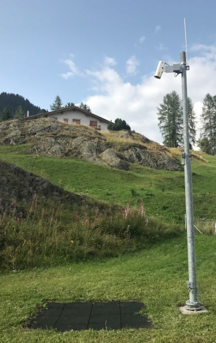 Device fixed to an aluminium mast or bridge, depending on site configuration.