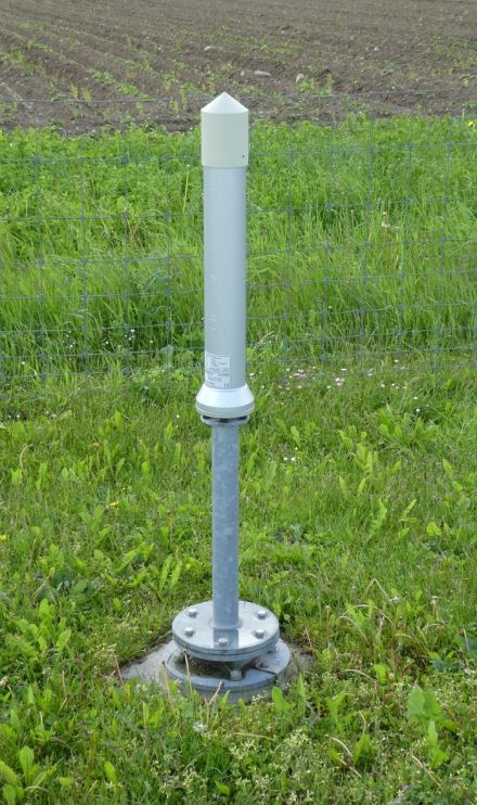 Cylindrical sensor mounted vertically on a metal rod.