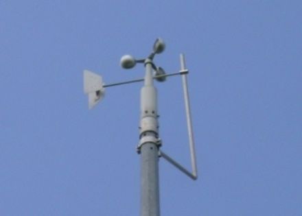 Das Gerät besteht aus einem Schalenstern und einer Windfahne; es ist auf der Spitze eines Messturms installiert.
