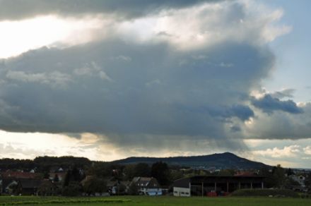  	Streaks of rain (Virga)