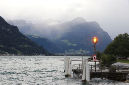 Dimmerfoehn over Lake Uri. Despite the foehn warning and the activated storm warning light, the weather remains overcast.