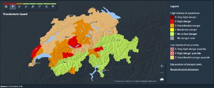 Warning map from MeteoSwiss with active thunderstorm warnings. The hatched area shows a warning outlook. Localised heavy thunderstorms are possible in these regions. The orange or red areas indicate regions for which localised, short-term thunderstorm warnings have been issued.