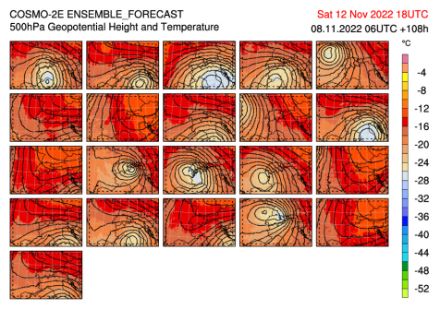 21 forecast scenarios for the geopotential (black isolines) and temperature (coloured areas) at 500 hPa, i.e. at approx. 5,500 metres, from the old COSMO-2E forecast model. The position and occurrence of the cut-off low is different in every scenario.