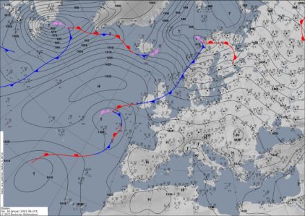 Map of Europe showing areas of high and low pressure, as well as the distribution of isobars and warm and cold fronts.